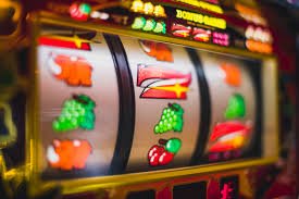 Studio produksi live dealer Tarung Mesin marjan898 dengan beberapa meja permainan